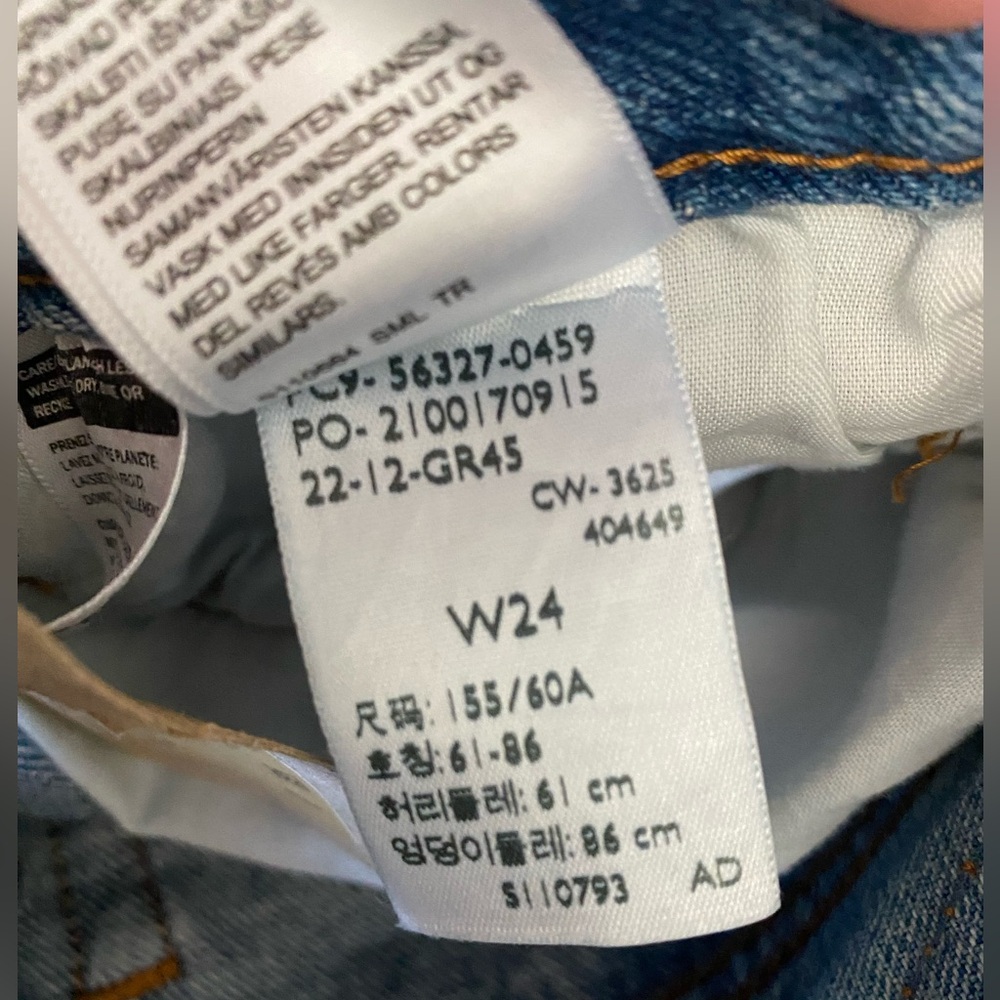 🖤 NWT Levi's Distressed High-Rise Denim Shorts w/tags - Picture 4 of 8
